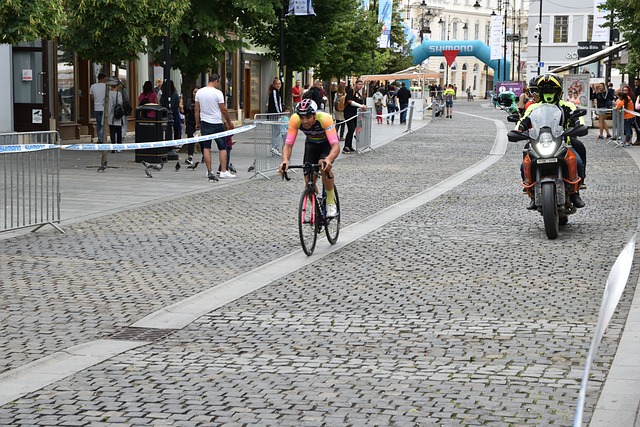 其背後的商 其背後的商